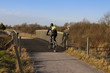Cycliste à vélo sur une piste cyclable Cycliste à vélo sur une piste cyclable