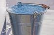Blecheimer mit Wassertropfen