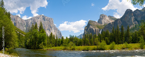 Photo: A panaromic view of Yosemite Valley A panaromic view of Yosemite Valley