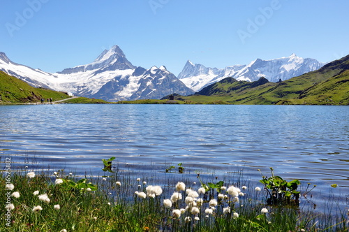 Photo: Lac et montagnes enneigées Lac et montagnes enneigées