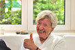 Seniorin stimmt fröhlich zu