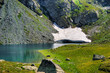 Lago Azzurro tra le montagna