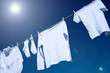 Photo: weiße wäsche vor sonnigem und blauem himmel weiße wäsche vor sonnigem und blauem himmel