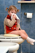Bambino sul gabinetto Bambino sul gabinetto