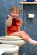 Bambino sul gabinetto Bambino sul gabinetto