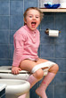 Bambino sul gabinetto