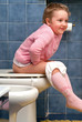 Bambino sul gabinetto