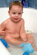bambino che fa il bagno