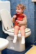 Bambino sul gabinetto Bambino sul gabinetto