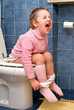 Bambino sul gabinetto