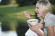 frau isst müsli