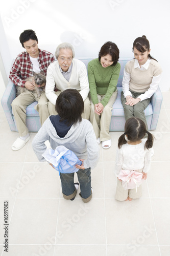 Foto: 祖父母にプレゼントを渡そうとする孫2人 祖父母にプレゼントを渡そうとする孫2人