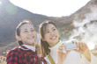 温泉地で記念撮影をする女性