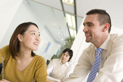 Photo: 女性に英語を教える外国人講師 女性に英語を教える外国人講師