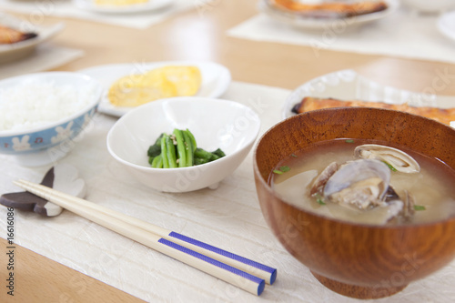 Photo: テーブルに置かれた食事 テーブルに置かれた食事