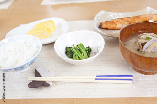 Photo: テーブルに置かれた食事 テーブルに置かれた食事