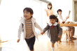 学校へ登校する男の子と女の子