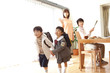 学校へ登校する男の子と女の子
