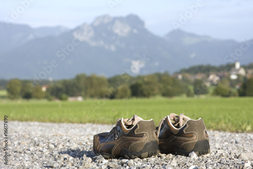 schuhe auf dem weg