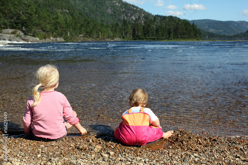 Kinder am See im Urlaub