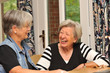 Zwei Seniorinnen im Gespräch I Zwei Seniorinnen im Gespräch I