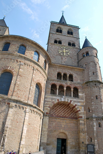 Entrée de la cathédrale Saint-Pierre de Trèves