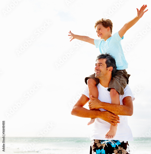 Foto: Freedom - Father carrying his don on the shoulders while on the Freedom - Father carrying his don on the shoulders while on the
