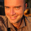 Homme 30s souriant, séduisant et charmeur