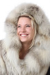 frau in pelzjacke
