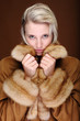 frau in pelzmantel