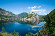 Fjord mit Wasserspiegelungen in Norwegen