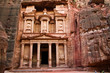 antike Ruinen eines Grabmals in Petra, Jordanien, Schatzhaus