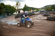 Jugendlicher ist begeistert vom Quad fahren im Regen