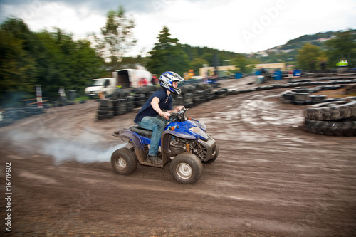 Photo: Jugendlicher ist begeistert vom Quad fahren im Regen Jugendlicher ist begeistert vom Quad fahren im Regen