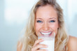 Foto: Closeup portrait of a young girl drinking a glass of milk Closeup portrait of a young girl drinking a glass of milk