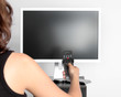 tv fernbedienung frau