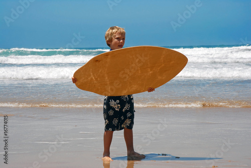 Photo: Junge mit Skimboard Junge mit Skimboard
