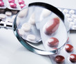 plaquette de médicaments sous la loupe plaquette de médicaments sous la loupe