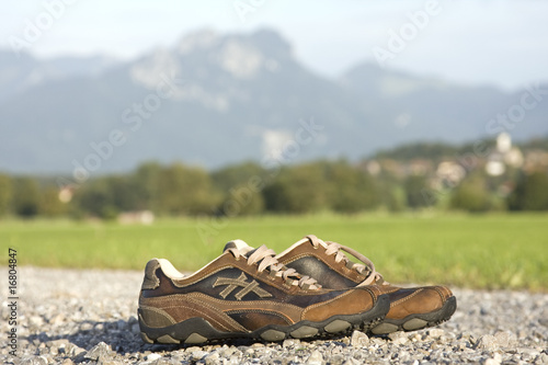 schuhe auf dem weg