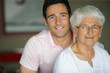 Portrait d'une femme senior près d'un jeune homme souriant