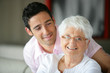 Portrait d'une femme senior souriante près d'un jeune homme