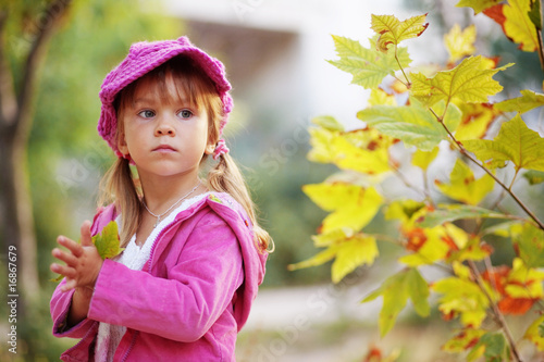 Foto: Cute girl in autumn park Cute girl in autumn park