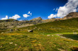 Prati di montagna con lago e nuvole