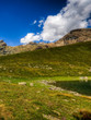 Prati di montagna con lago e nuvole