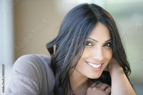 Photo: Portrait d'une belle femme souriante Portrait d'une belle femme souriante