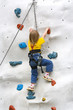 Kind beim Klettern an einer Kletterwand
