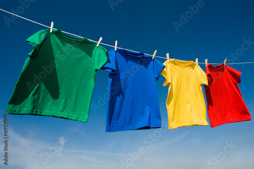 Foto: Primary Colored T-Shirts on a clothesline Primary Colored T-Shirts on a clothesline
