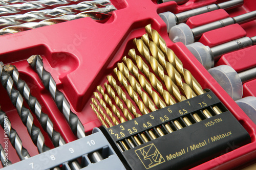 Forets d'une perceuse dans une boîte à outils Forets d'une perceuse dans une boîte à outils