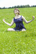 Junge Frau macht Joga in der Wiese