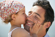 Photo : Portrait d'une petite fille embrassant un homme sur la joue Portrait d'une petite fille embrassant un homme sur la joue
